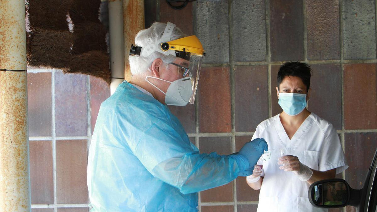 Personal sanitario realizando pruebas Covid-Auto en Ourense. / Iñaki Osorio