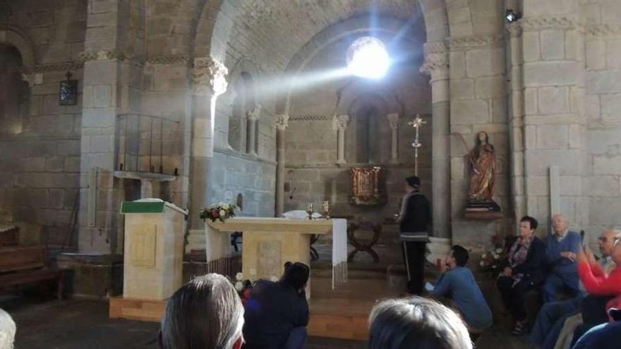 El fenómeno equinoccial en la iglesia de Santa Marta de Tera ayer por la mañana.
