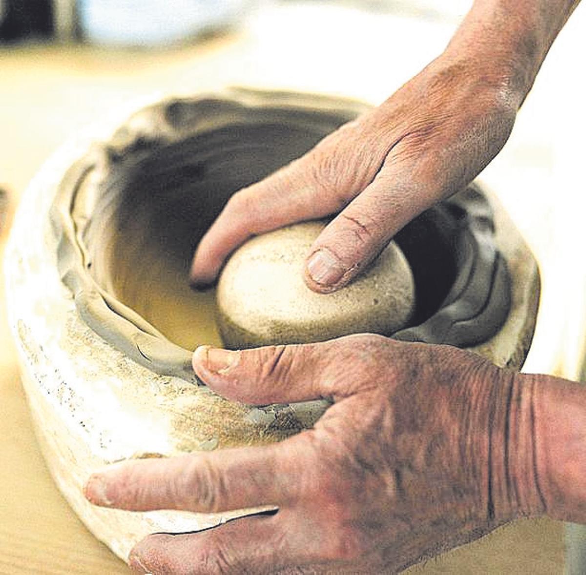 Elaboración de una pieza de cerámica Alma Atades.