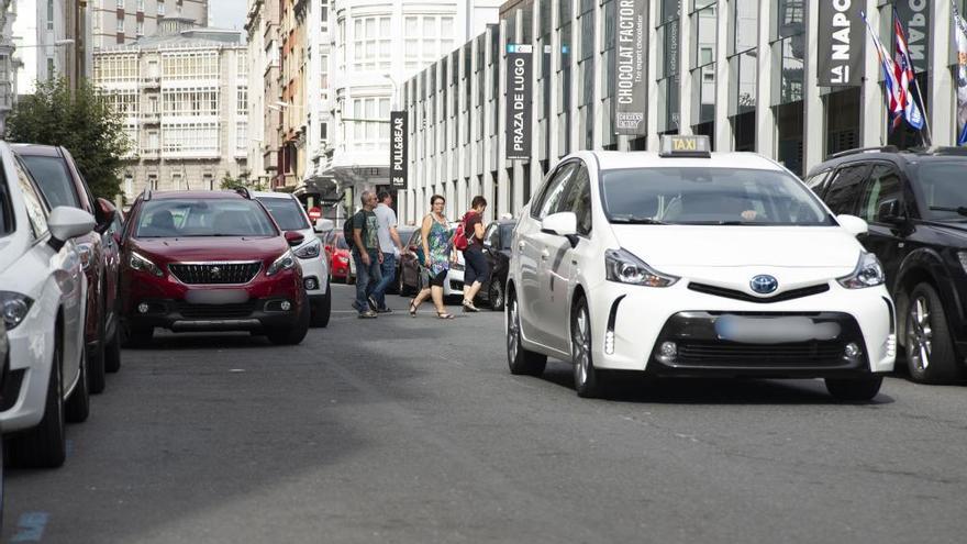 La campaña contra el mal aparcamiento arranca con avisos y multas a  infractores - La Opinión de A Coruña