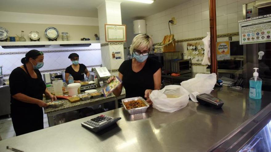 La cocina de ?La Olla? 
haciendo su agosto en plena 
pandemia.  Israel Sánchez