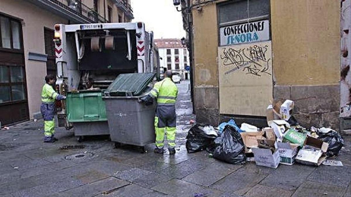 Basureros realizando labores de limpieza en Zamora.