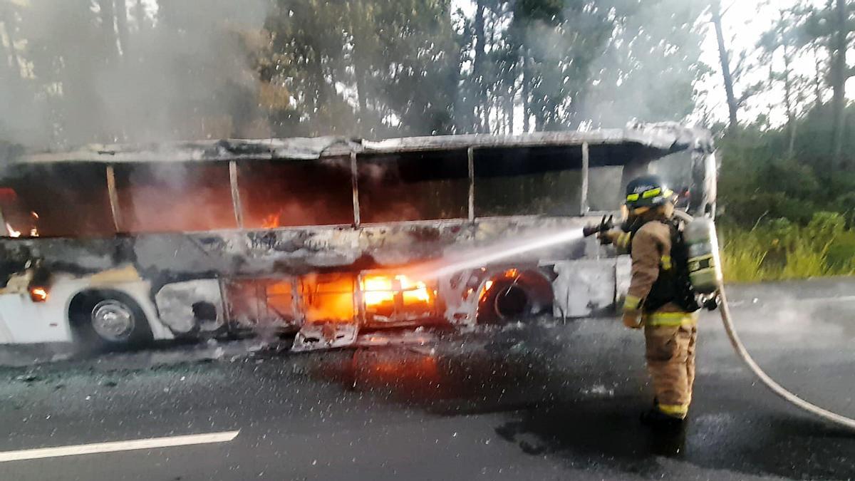 Un bus que trasladaba a 57 migrantes irregulares en Panamá desde un albergue en Darién, se incendió sin dejar heridos ni víctimas