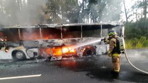 Un bus que trasladaba a 57 migrantes irregulares en Panamá desde un albergue en Darién, se incendió sin dejar heridos ni víctimas