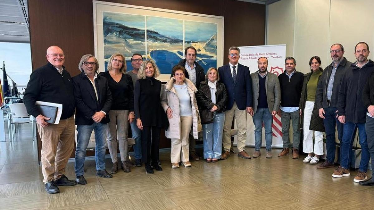 Reunión del conseller con el alcalde de Chiva y otros ediles, en una imagen de archivo.