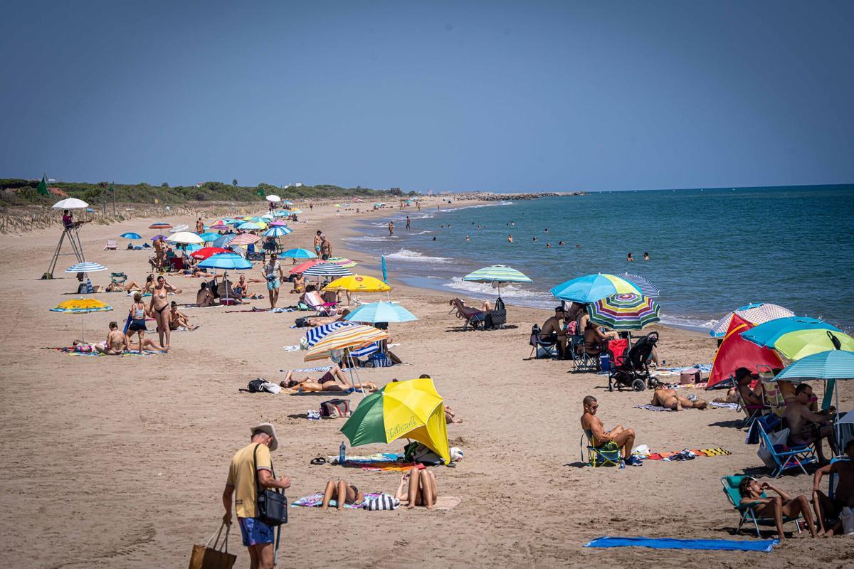 Imágenes de la desembocadura del Estany de la Murtra y de las playas de Gavà, en el delta del Llobregat, donde está previsto aplicar crecidas controladas inspiradas en el modelo del río Ebro para favorecer el aporte de sedimentos en las desembocaduras. A 5 de agosto de 2026. Sociedad. AUTOR: MANU MITRU