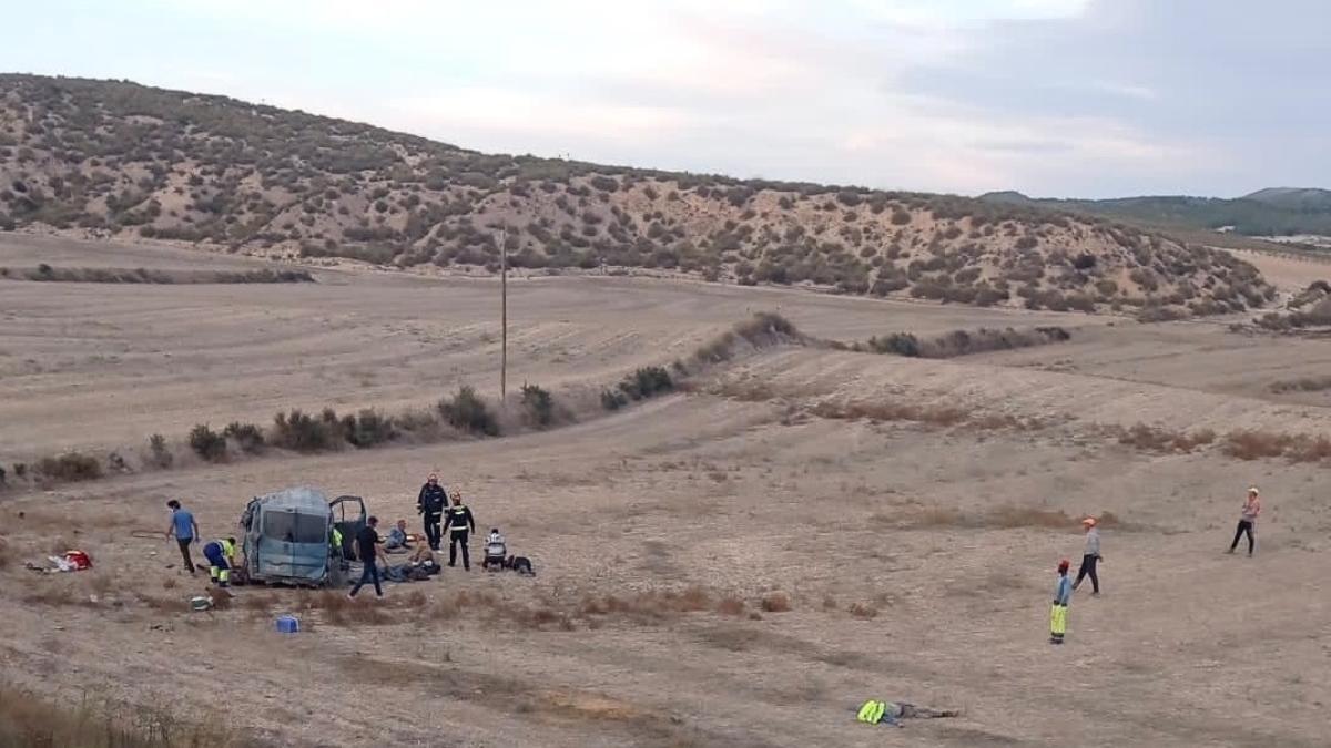 La furgoneta accidentada y servicios de emergencias en el lugar de los hechos.