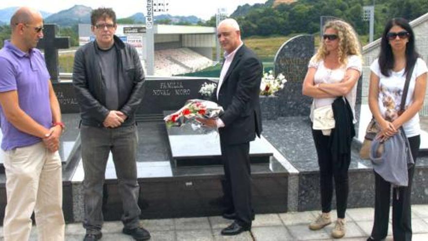 Freije ante la tumba de Noval, entre sus hijos Manuel (colaborador de LA NUEVA ESPAÑA), Pablo, Alicia e Ivelyse.| f.t.