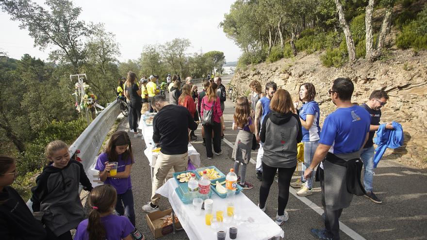 Tanquen la carretera dels Àngels per reclamar seguretat per als ciclistes