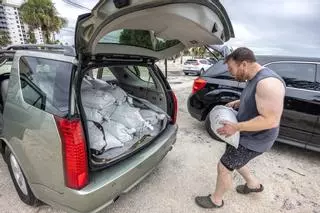 Coches atados al suelo y locales tapiados, así se prepara Tampa para la llegada de Milton