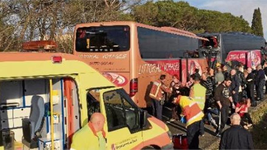 Dinou ferits en un xoc entre 2 autocars de jubilats francesos a la N-II a Maçanet