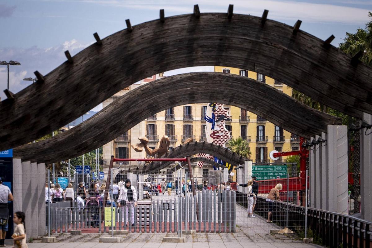 Barcelona 14/05/2026 Paseo con las 5 estructuras de madera del Port Vell. Reportaje sobre la reconversión de estos espacios, que primero se cubrirán para hacer sombra y después se instalarán en cada una de ellas actividades lúdicas y un restaurante. En la foto, Moll de la Fusta Fotografía de Ferran Nadeu