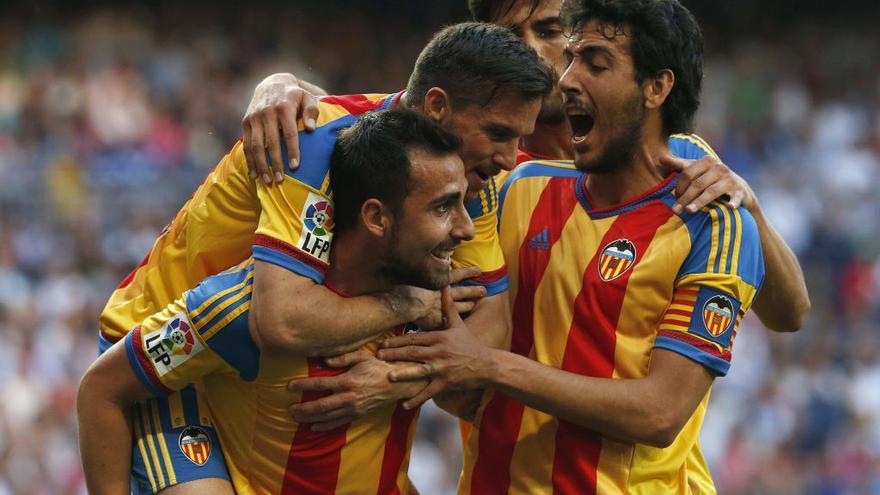 El Valencia celebra un gol con la senyera en el Bernabéu.