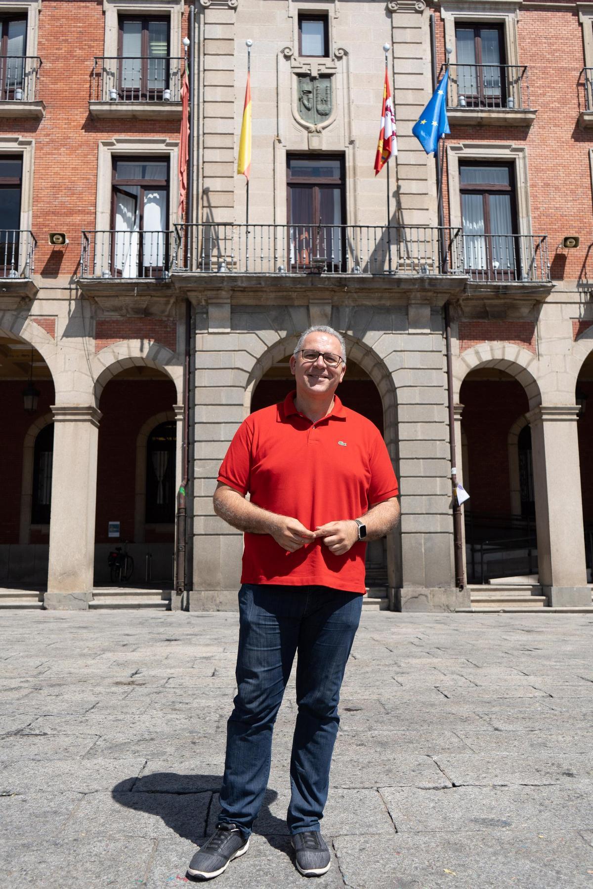 Jesús María Prada, ante el Ayuntamiento de Zamora.