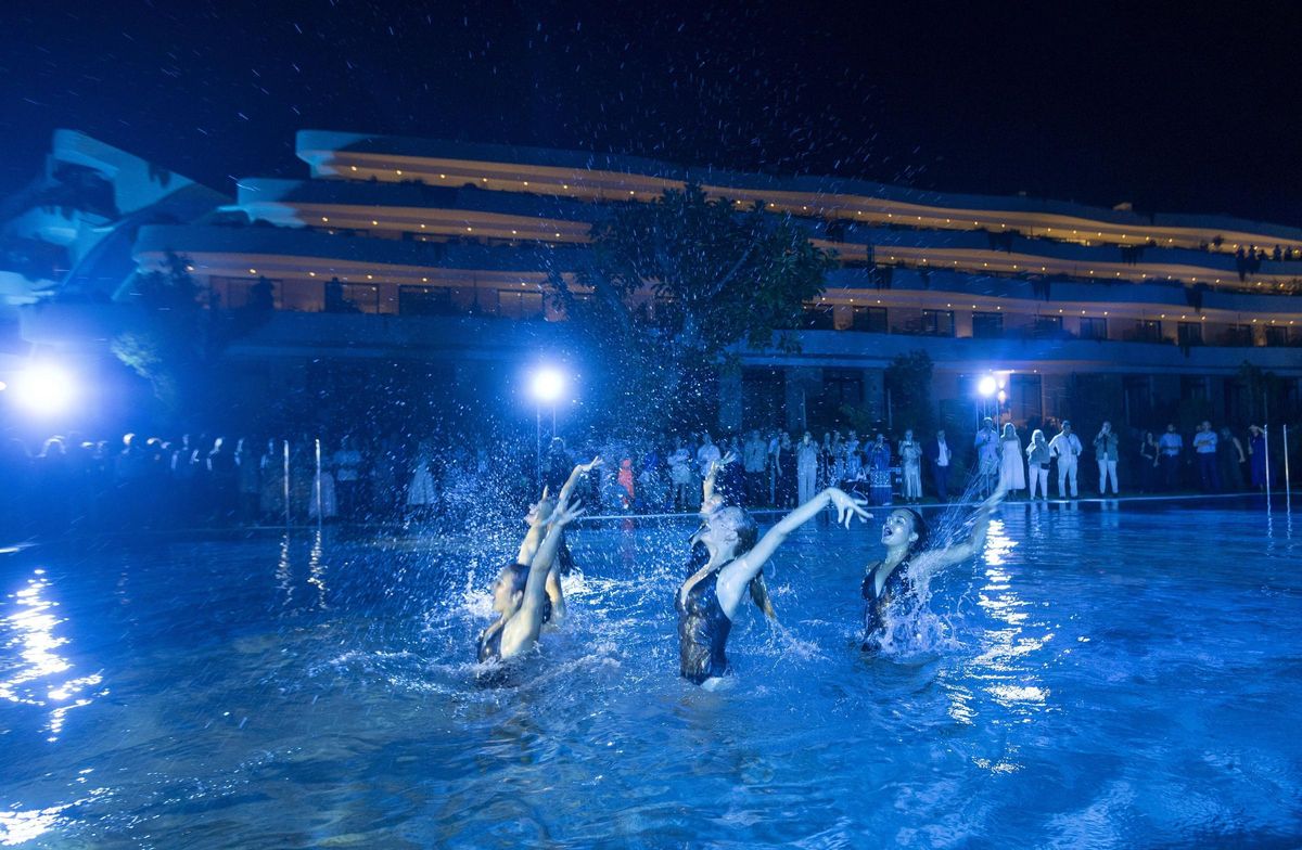 Como cierre del evento, los invitados se trasladaron a la piscina exterior para presenciar una actuación de natación sincronizada.