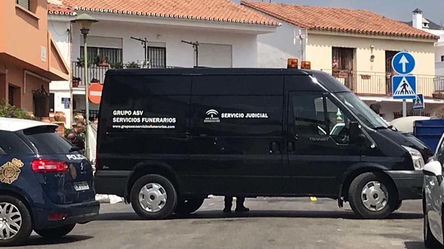 Una imagen de la calle Escritor Atienza Huerto, instantes después del suceso el pasado jueves.