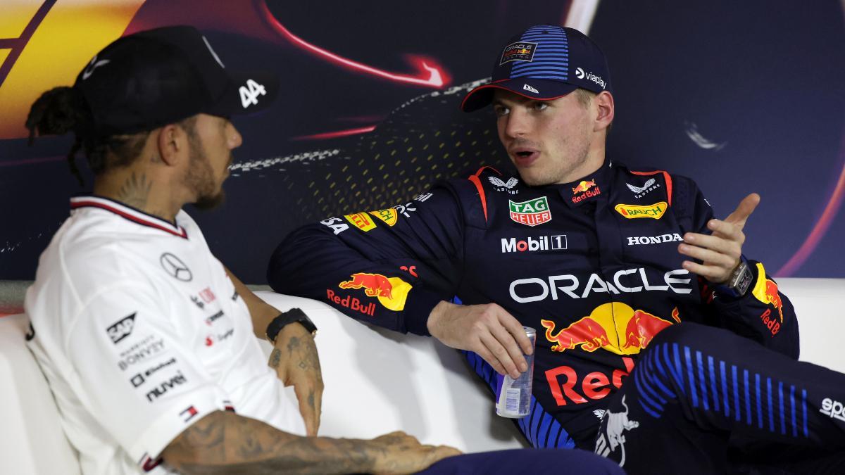 Max Verstappen y Lewis Hamilton charlan durante una rueda de prensa