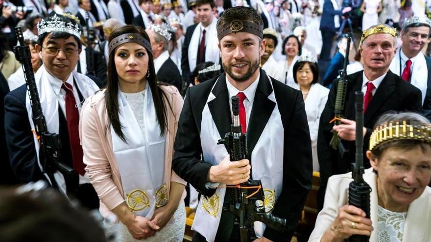 Rifles y coronas de balas en una ceremonia religiosa en EEUU