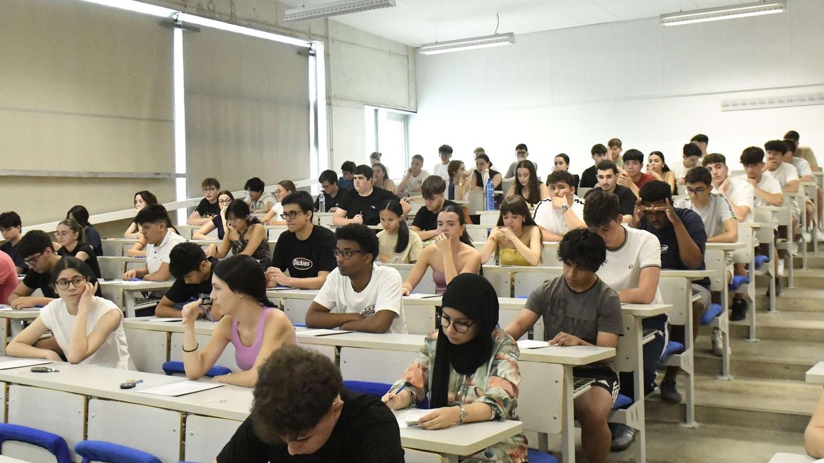 Alumnos este martes durante la primera prueba de la PAU extraordinaria.
