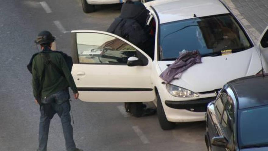 Los Tedax inspeccionan el coche en el que estalló la bomba