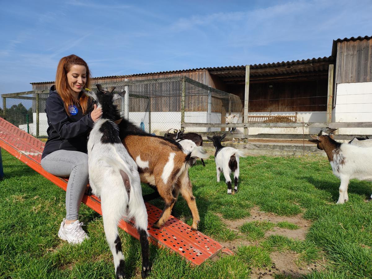 Martí rodeada de animales.