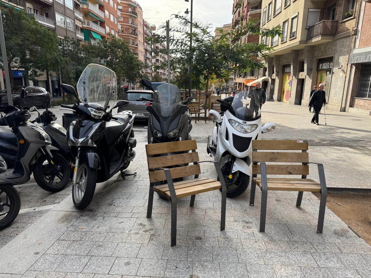 Tres motos, como 'lemmings', en la acera de Pi i Margall.