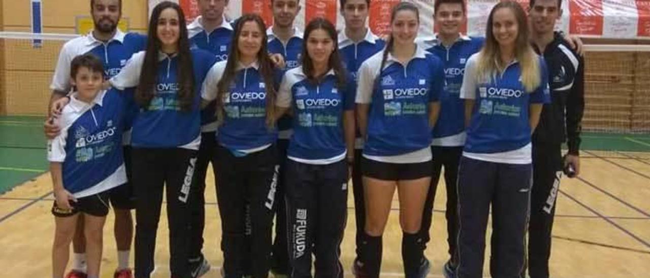 Los integrantes del Oviedo Bádminton en el Master de Solares.