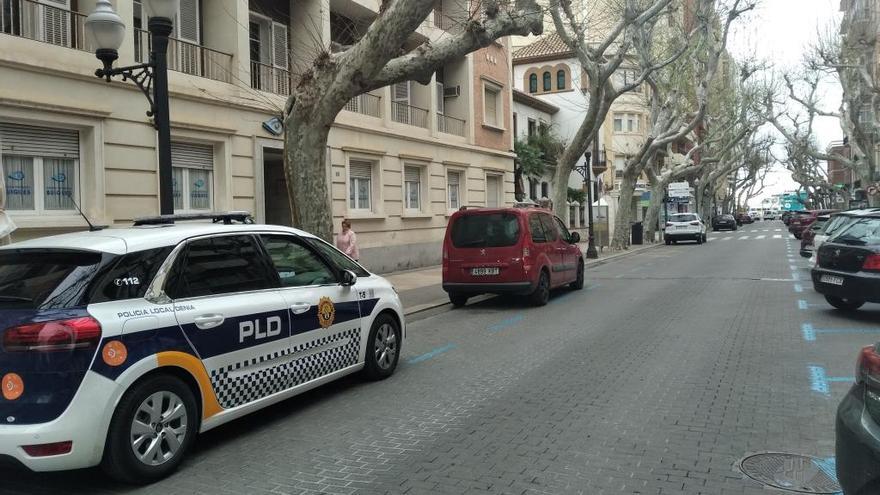 Una patrulla de la policía de Dénia pide por megafonía a los vecinos que se queden en casa