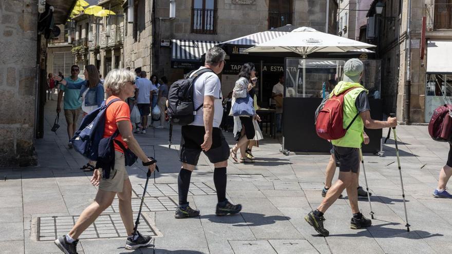 Peregrinos a su paso por el casco viejo de Pontevedra. |   // JAVIER TENIENTE