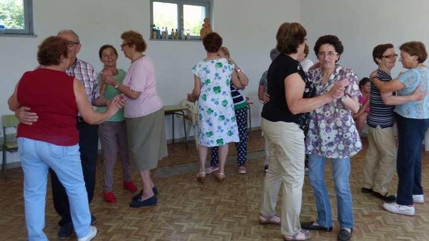 Participantes en el taller de memoria en Obona, ayer, en el curso.