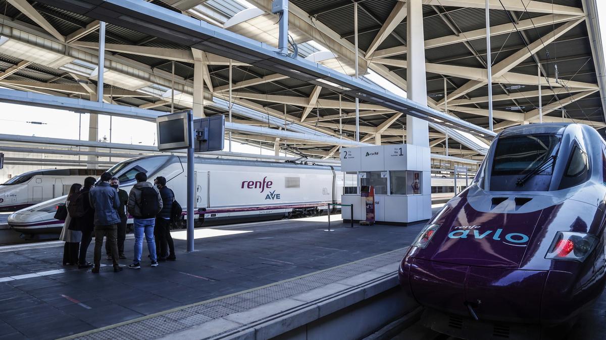 El tren Avlo llega a la estación de Joaquín Sorrolla, en Valencia.