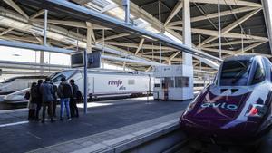 Archivo - El tren Avlo llega a la estación de Joaquín Sorrolla, a 17 de febrero de 2022, en Valencia