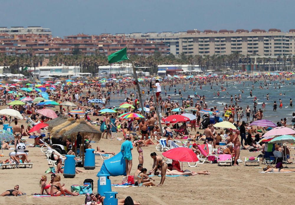 Primer día tras el estado de alarma: playas, centros comerciales y vuelos en Manises