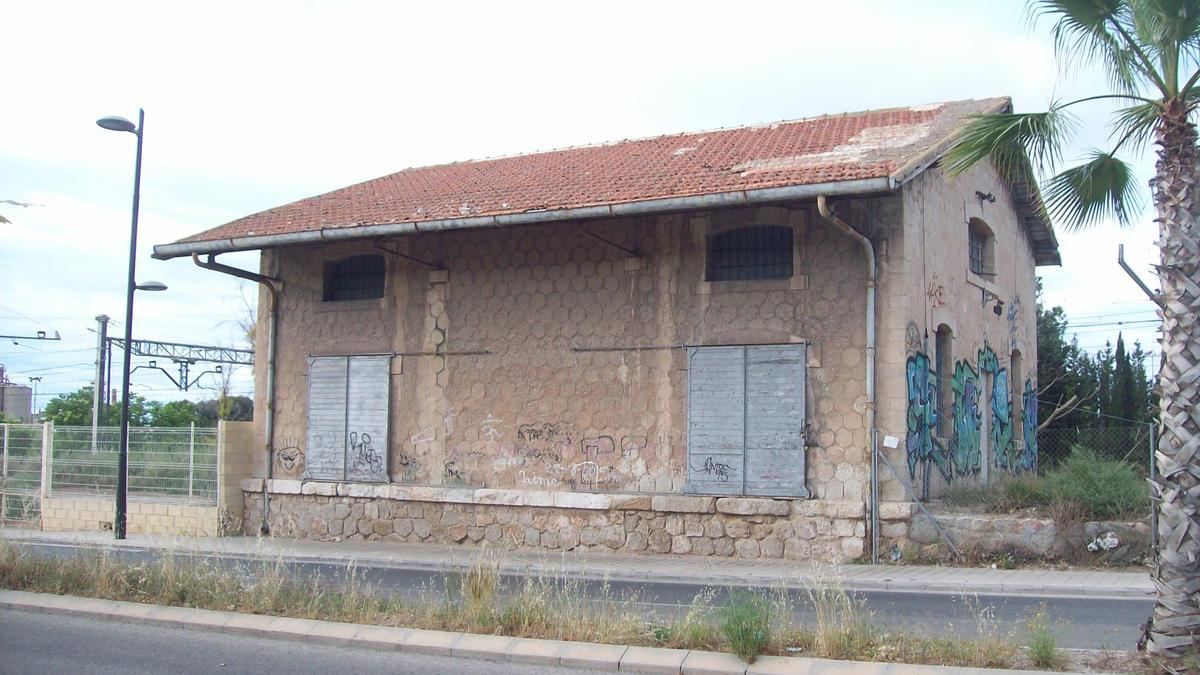 El muelle de carga-almacén de la antigua estación de ferrocarril de San Vicente