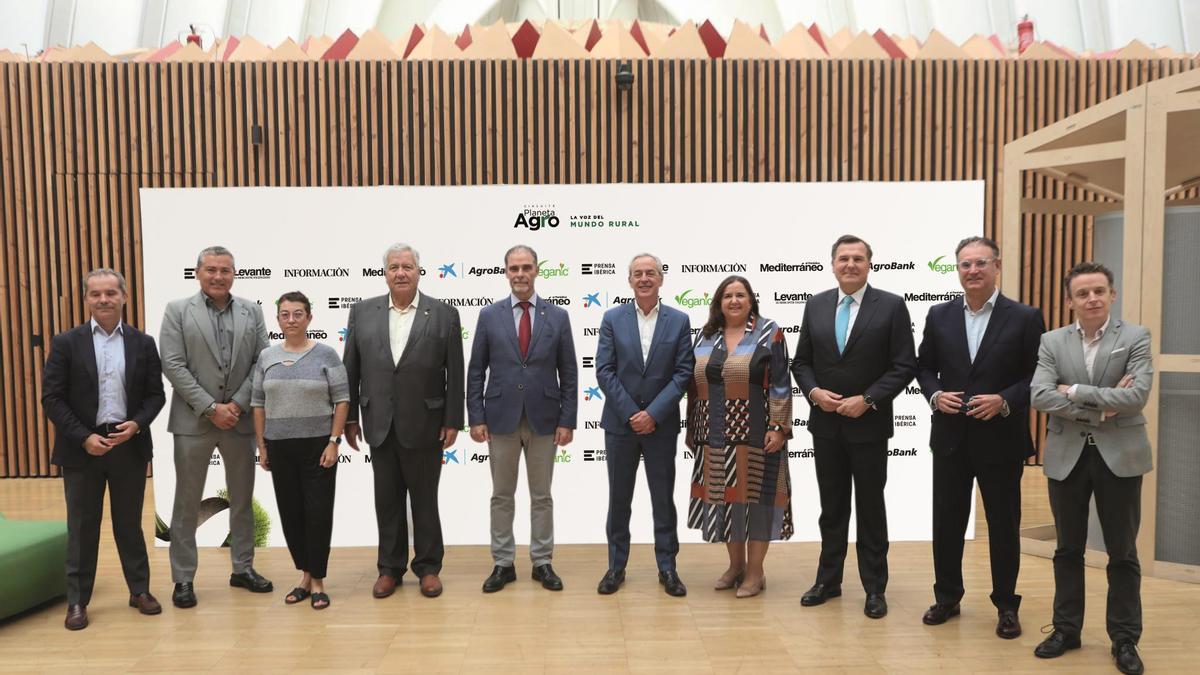 En la imagen, de izquierda a derecha: Emilio Raga, Carlos Ledó, Mari Carmen Morales, Manuel García Portillo, Vicente Tejedo, José Luis Valencia, Regina Monsalve, Felipe Pulido, Carlos Campos y José Gil García. / Fernando Bustamante