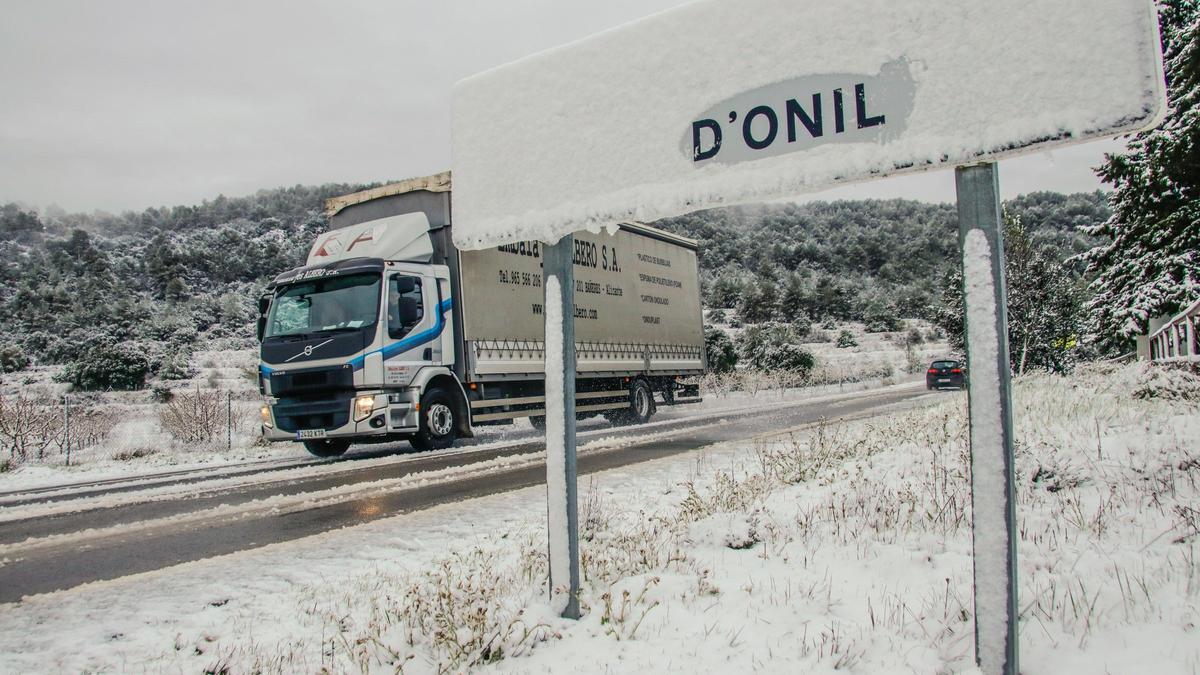 Una de las carreteras de l'Alcoià nevadas el pasado año.