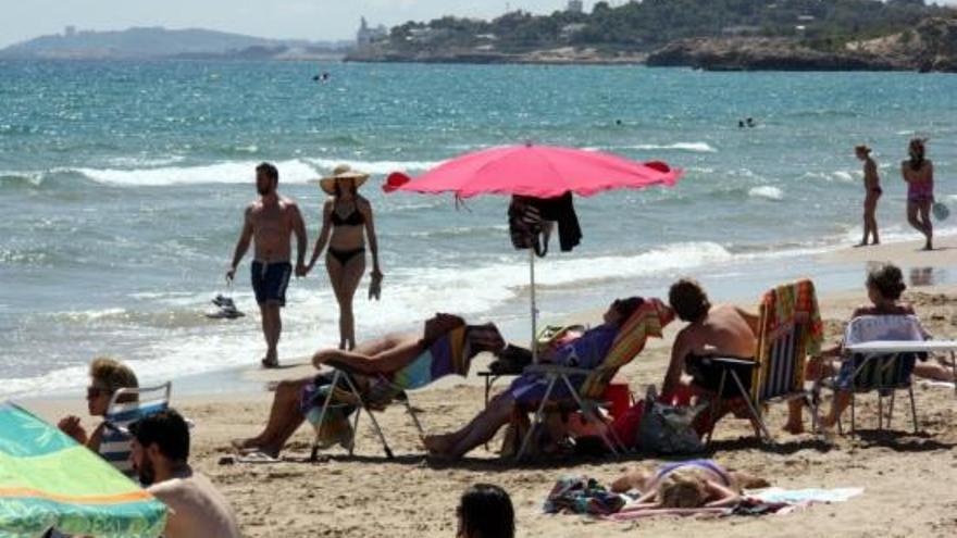 Banyistes a la platja Llarga de Tarragona