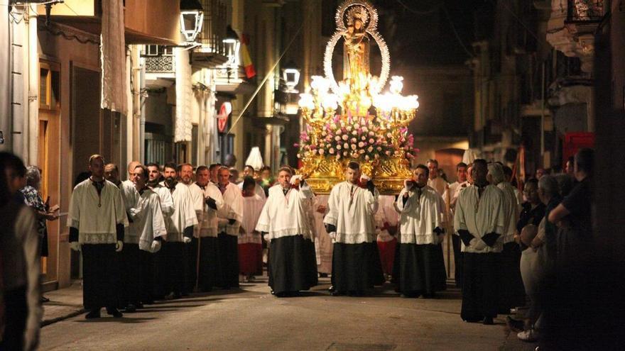 Almassora ofrenda flores y fe a la Mare de Déu del Roser en su día grande