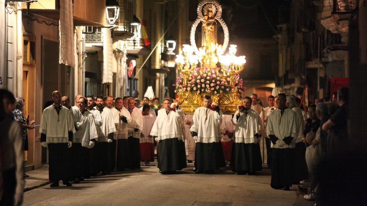 Vecinos y fieles han llenado las principales calles por la tarde en la esperada procesión en honor a la Mare de Déu del Roser.