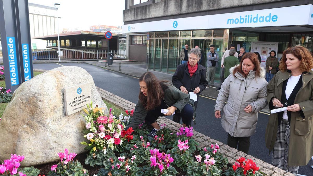 Acto en recuerdo a las víctimas de la violencia viaria frente a la estación de autobuses de A Coruña