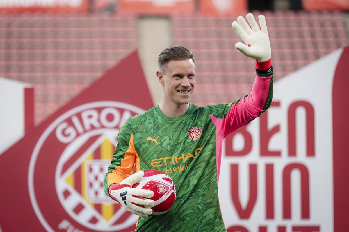 Ter Stegen saluda l'afició durant la presentació com a jugador del Girona