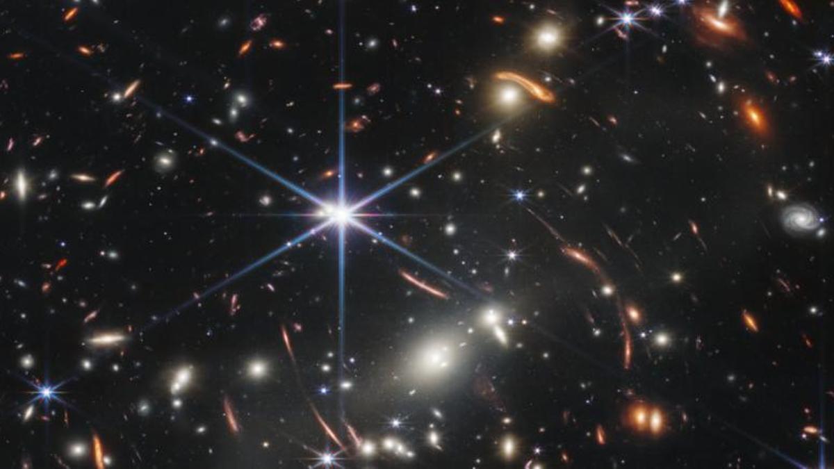 El cúmulo de galaxias SMACS 0723 detectado por el telescopio James Webb, hogar de miles de galaxias, incluidos los objetos más débiles jamás observados en el infrarrojo.
