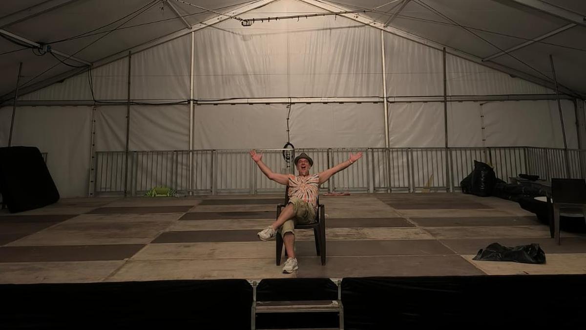 'Guisante' en la carpa a medio desmontar