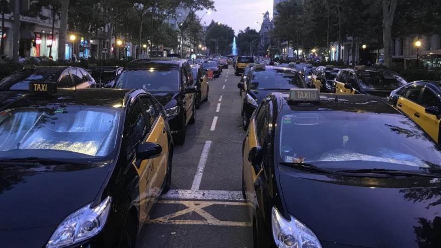 Els taxistes tornen a la feina esperançats que una regulació nova els defensarà