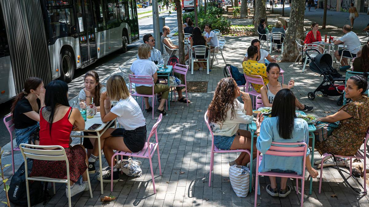 Jóvenes en una de las terrazas de paseo Sant Joan.