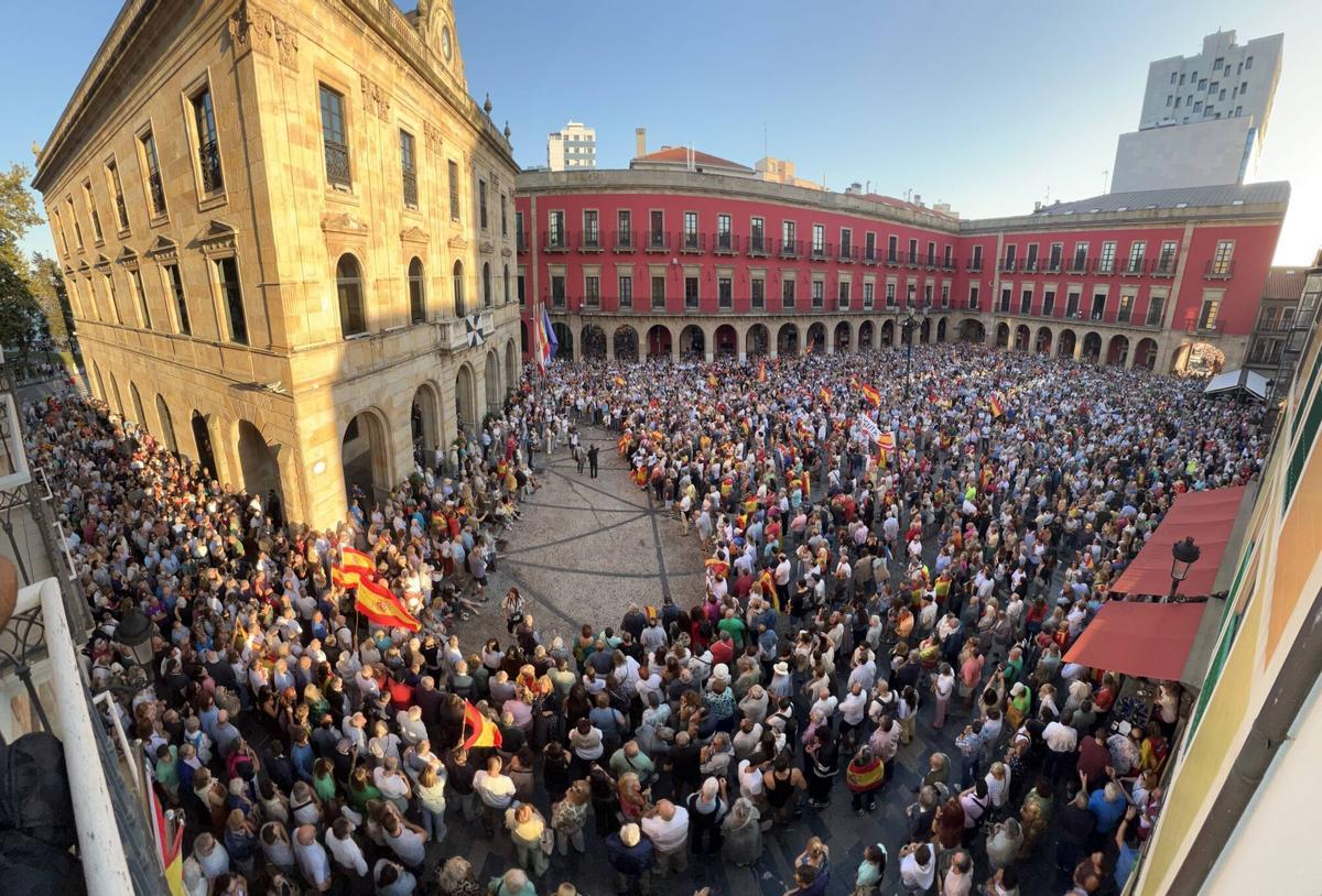 En imágenes: así fue la masiva manifestación en Gijón de apoyo a Ceuta en la plaza Mayor