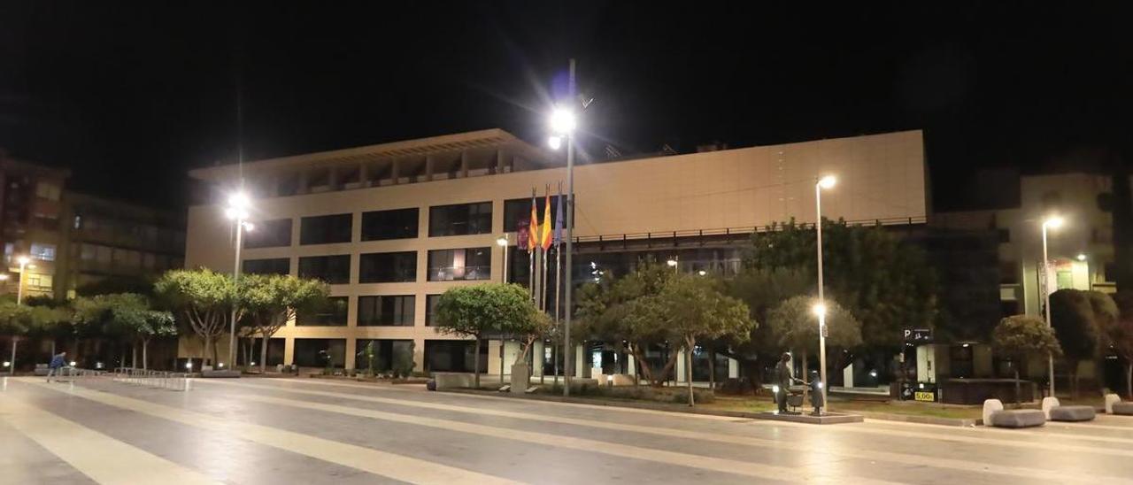 Farolas iluminan la plaza del ayuntamiento de Almassora, entidad que este año tiene que hacer un esfuerzo económico al encarecerse el triple la factura.
