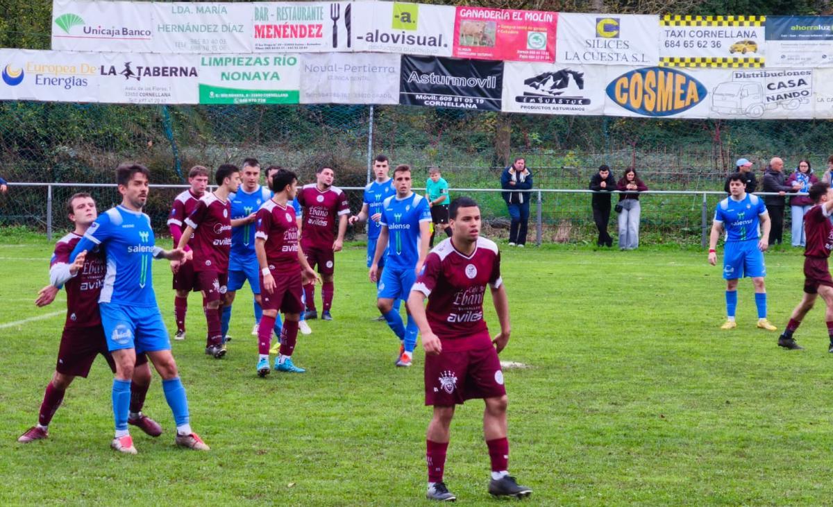 Un momento del partido del Cornellana y el Llaranes.