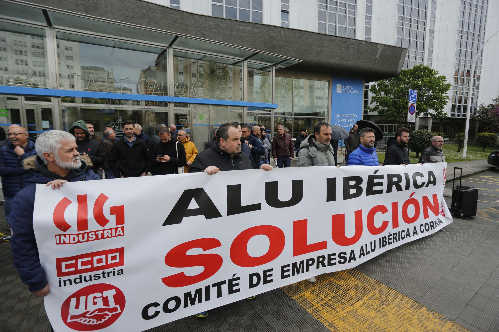 Extrabajadores de Alu Ibérica exigen soluciones a su futuro