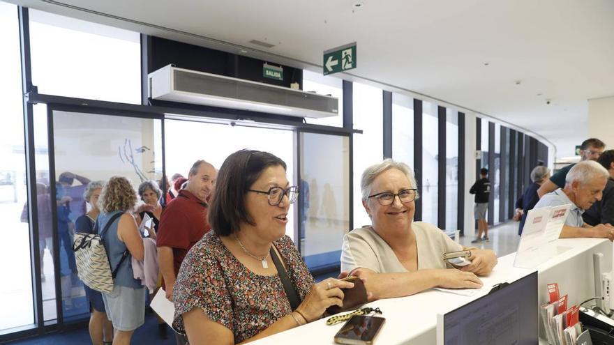 Colas para adquirir los primeros abonos de la nueva temporada teatral en Avilés